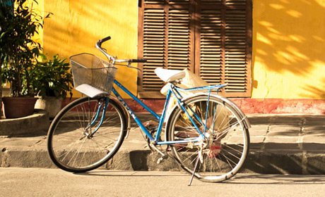 Bike azul de passeio estacionada